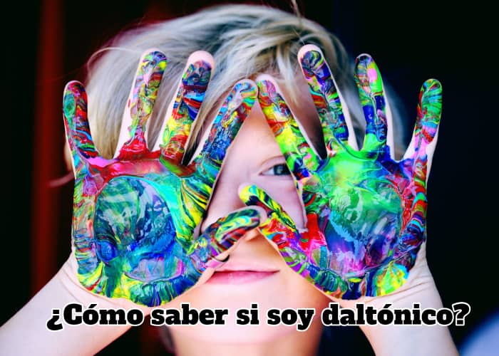 nino-rubio-con-las-manos-pintadas-con-muchos-colores