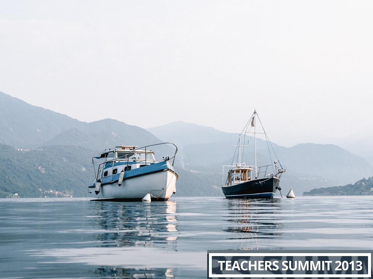 Barcos en calma frente a una costa de montaña, imagen de claridad