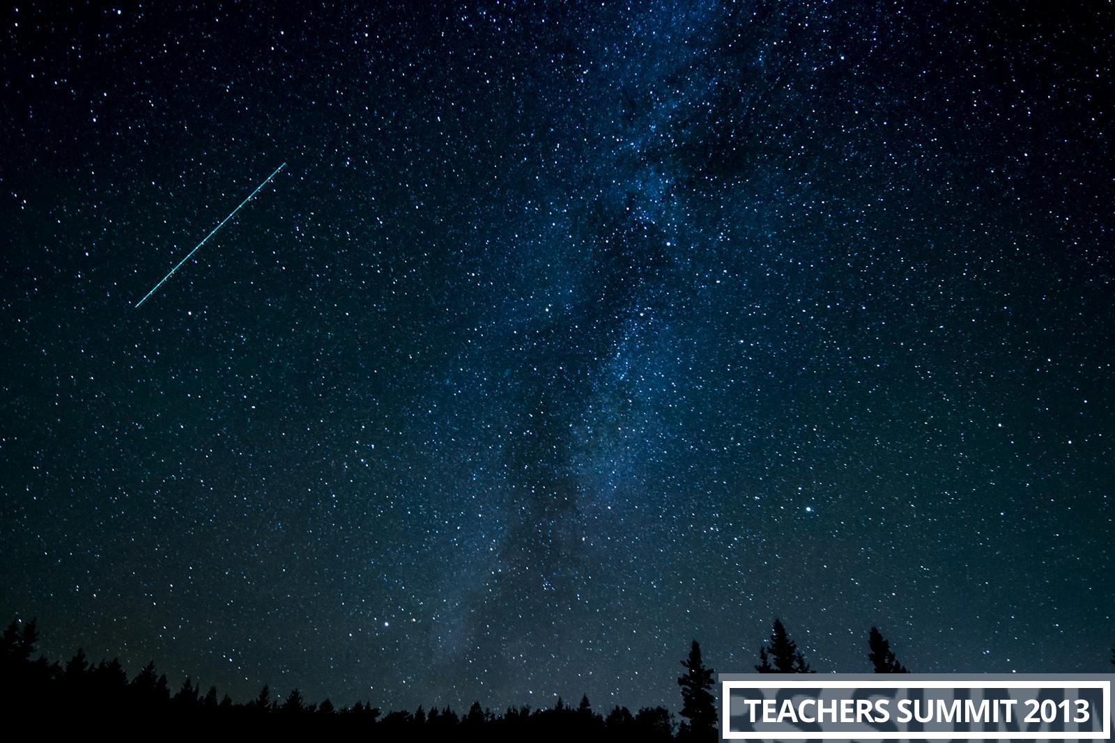 Cielo nocturno estrellado con una estrella fugaz